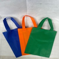 Tas Spunbond Goodie Bag Handle Lipat Samping 75 gsm 25x35x8